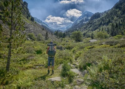Randonneur et son sac à dos sur le sentier entre deux montagnes dans les pyrénées