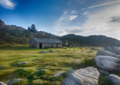 Alpage dans les pyrénées sur le sentier du trek sauvage